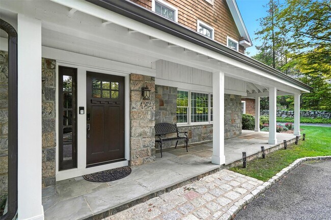 Foto del edificio - 548 Anderson Hill Rd