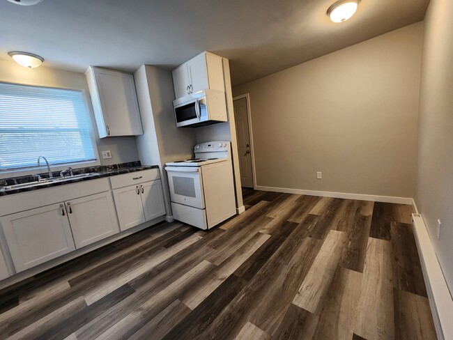 Building Photo - FREE RENT - 1 month free Updated Upper Lev...