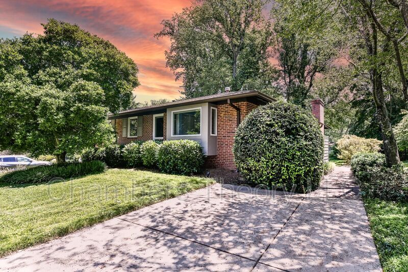 Primary Photo - 208 Yeonas Dr SW