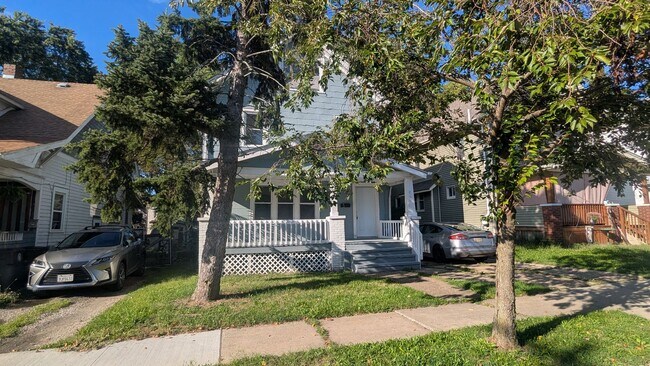 Foto del edificio - 711 Roselawn Ave