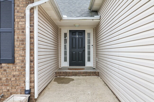 Building Photo - 3817 Roscommon Way