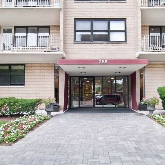 Building Photo - 285 Aycrigg Ave