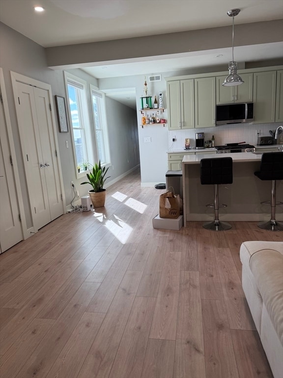 Building Photo - 415 E 7th St