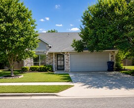 Building Photo - 111 Nelson Dr