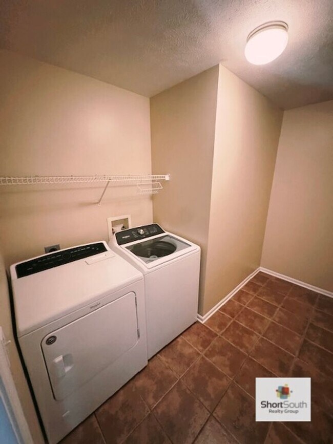 Building Photo - Updated 3 Bed 3.5 Bath Condo