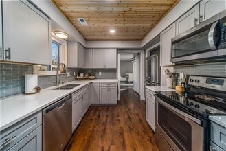 Building Photo - 902 NW K St