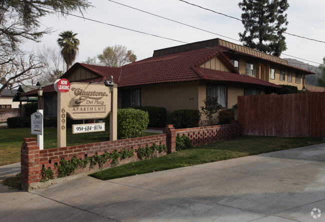 Building Photo - Claystone Del Plaza Apartments