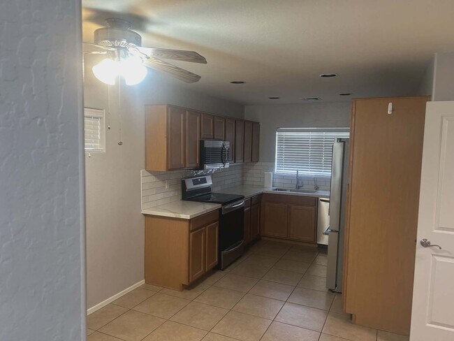 Building Photo - Well maintained 3 bedroom 2 bath charming home Free rent OAC