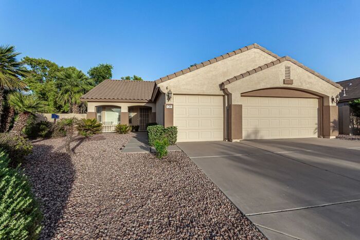 Primary Photo - 3-bedroom plus bonus room with 3-car garag...