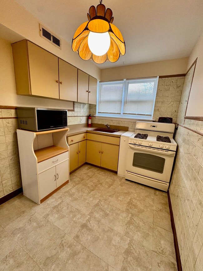 Building Photo - East Oak Lane 3 Bedroom
