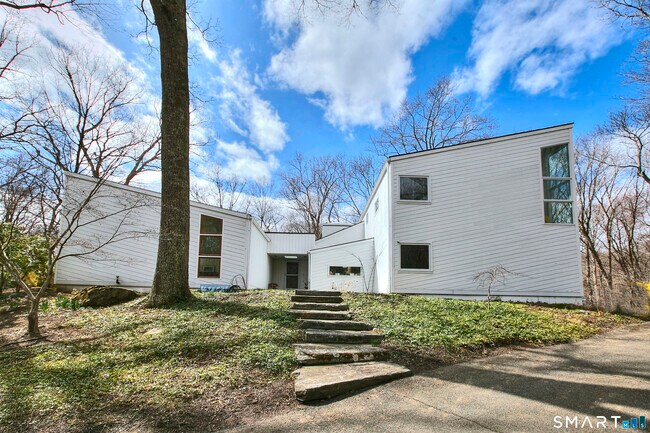 Foto del edificio - 112 Birch Hill Rd