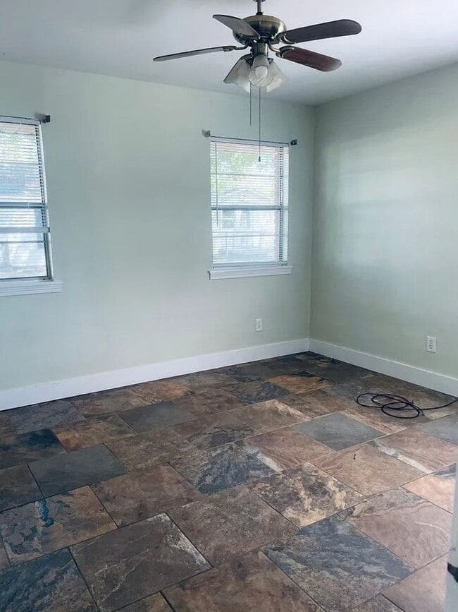 Building Photo - Single Family Residence