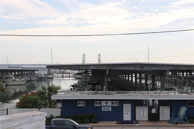 Foto del edificio - 702 N Holiday Dr