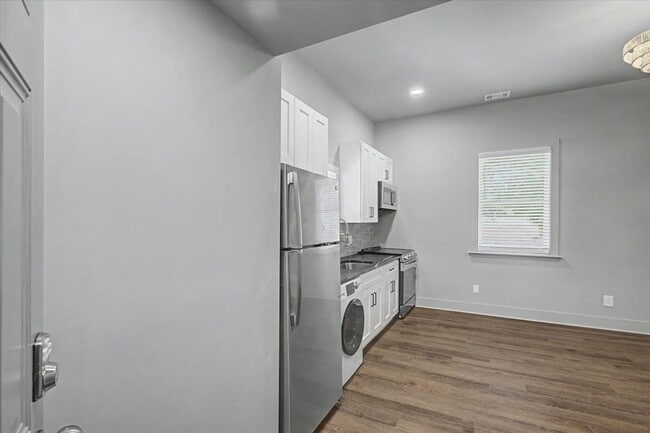 Building Photo - Completely redone 1 bedroom - move in special
