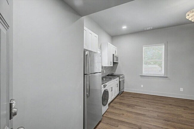 Foto del edificio - Completely redone 1 bedroom - move in special