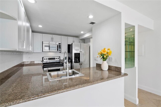 Foto del edificio - 600 NE 36th St