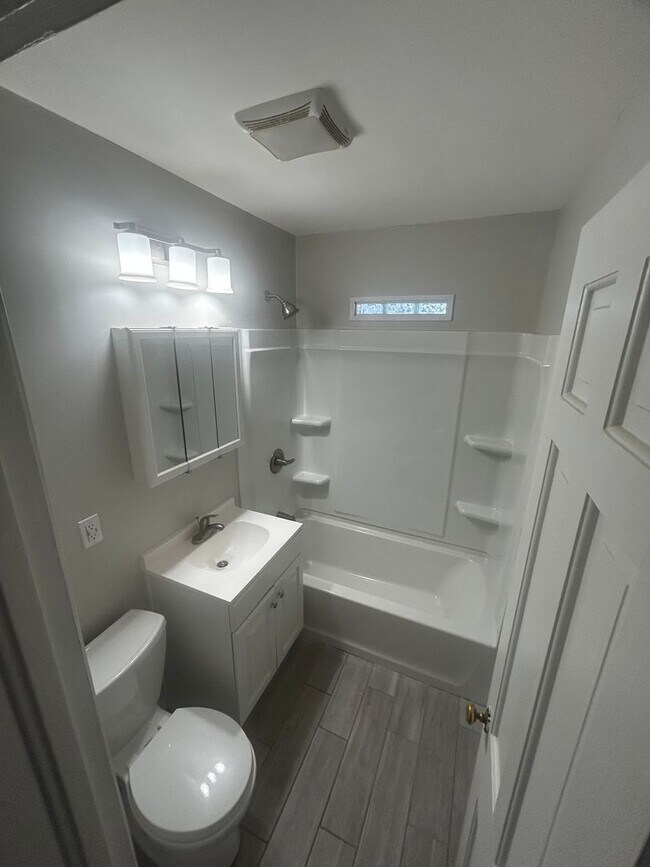 Foto del edificio - Charming 3 Bedroom, 2 Bathroom Home in Cuyahoga Falls