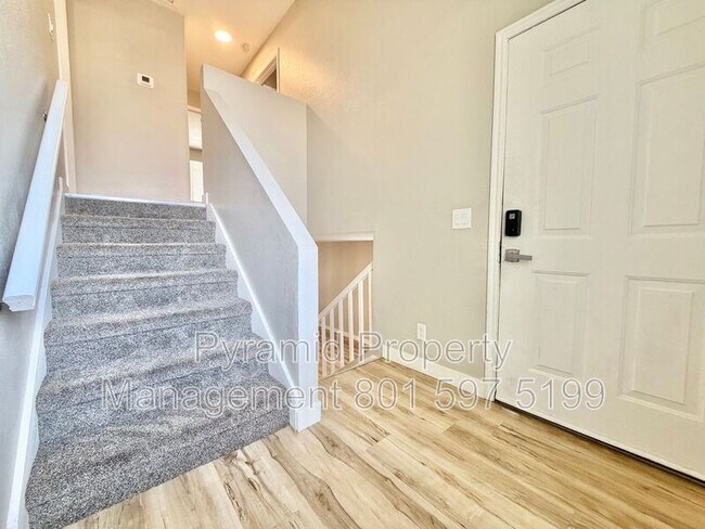 Building Photo - 680 E Malibu Dr