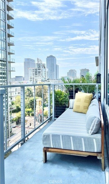 Foto principal - 645 W 9th St