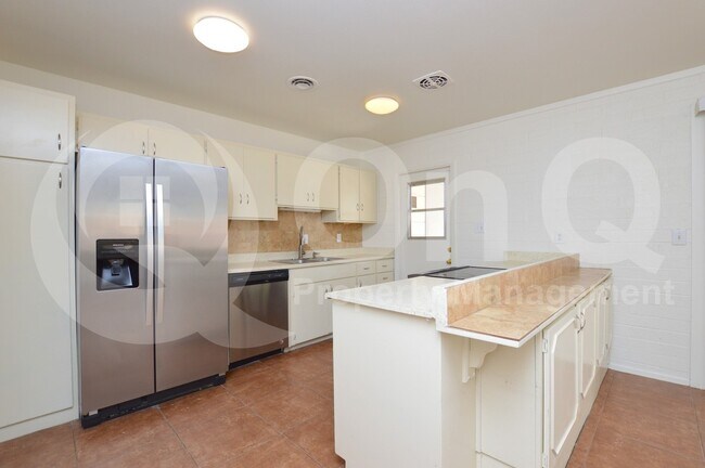 Building Photo - 713 E Campus Dr