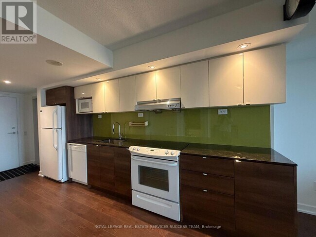 Building Photo - 121 McMahon Dr