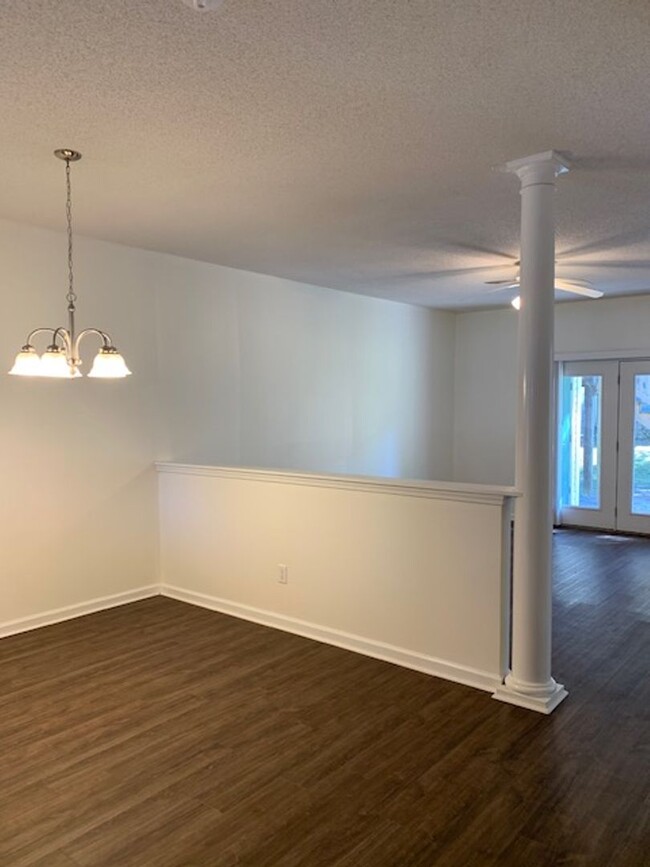Building Photo - L104