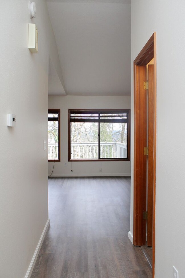 Building Photo - West Linn 2 Bedroom Duplex With Quality Up...