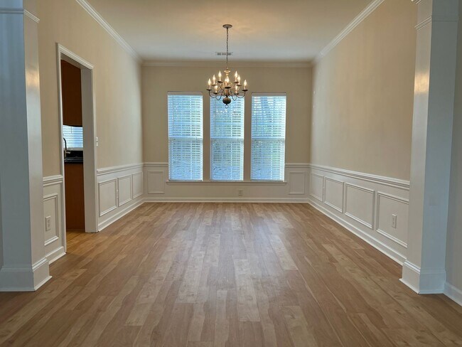Foto del edificio - 4 bed, 2.5 bath w/ 2 car garage close to p...