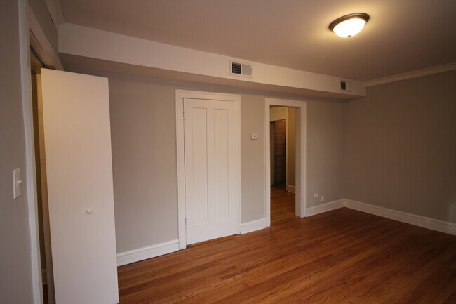 Building Photo - 4948 W Berteau Ave