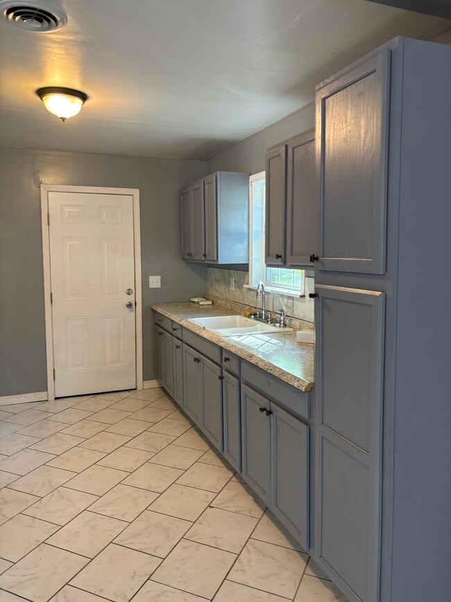 Building Photo - 707 Cecelia Ave