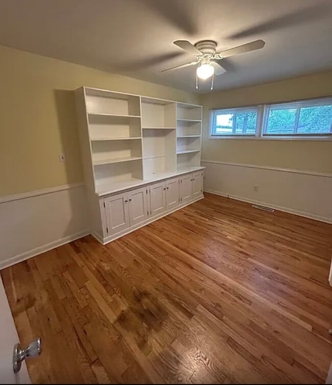 Building Photo - 1302 Lyndale Dr