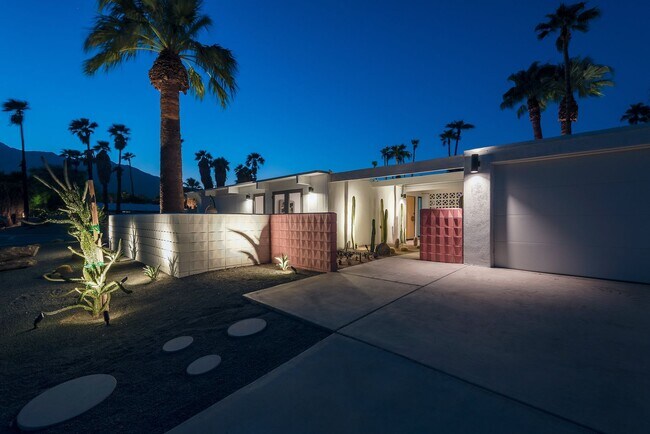 Building Photo - Retro Chic Oasis Saltwater Pool, Spa & Mnt...