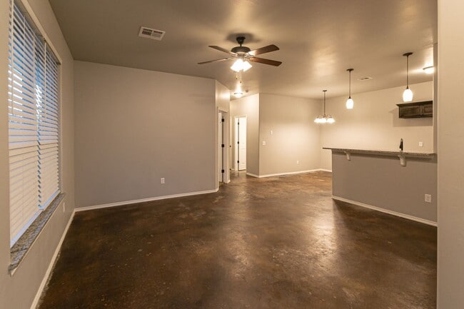 Building Photo - 3-Bed, 2-Bath Duplex with Waterway Views -...