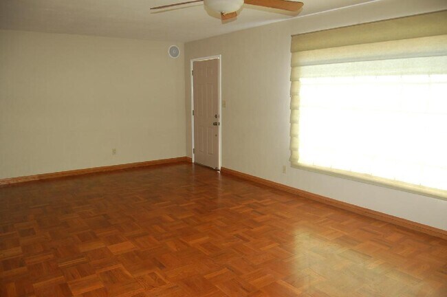Building Photo - 4 Bedroom 2 Bath Home in College Area near...