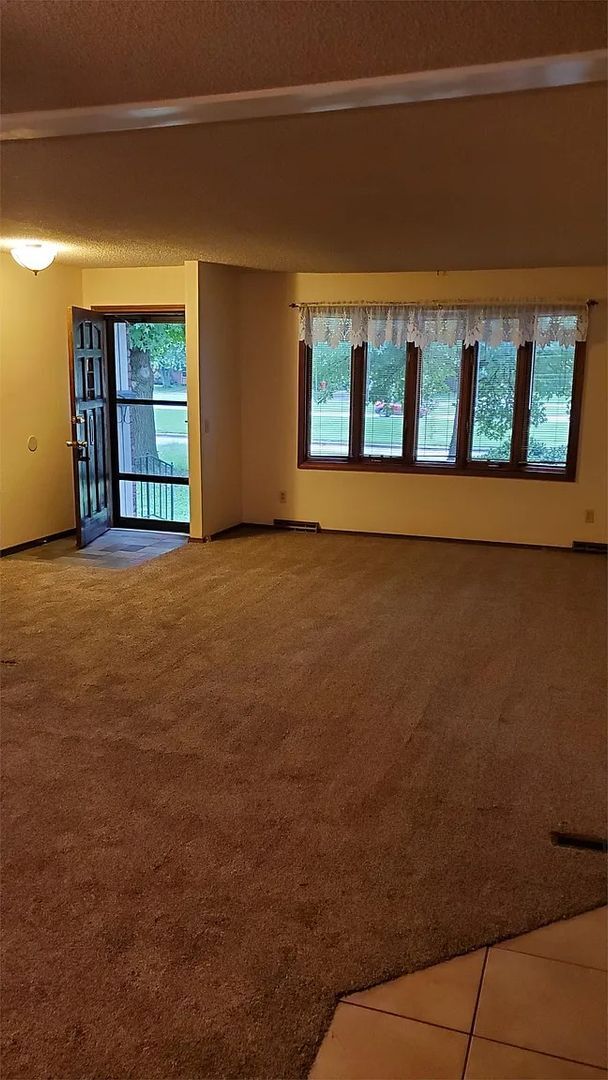 Building Photo - 3 Bedroom, 2 Bathroom Close To Everything!