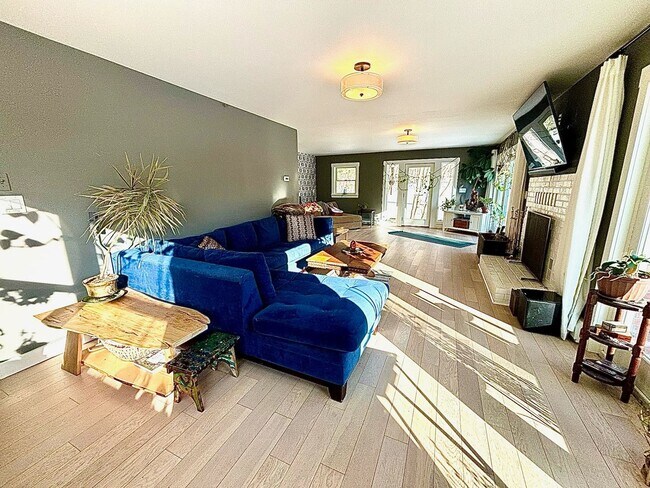 Building Photo - Bright & Airy Home Near Brettun’s Pond – Scenic Views & Modern Comfort