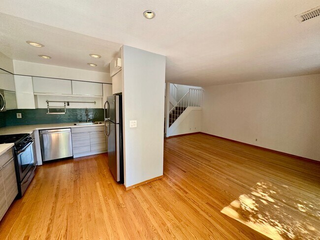 Foto del edificio - Convenient and Private Townhome