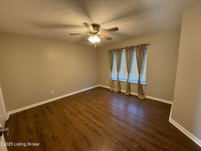 Foto del edificio - 10412 Pinoak View Dr