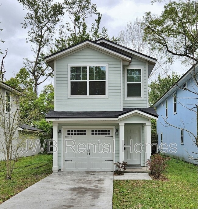 Building Photo - 1227 Pangola Dr