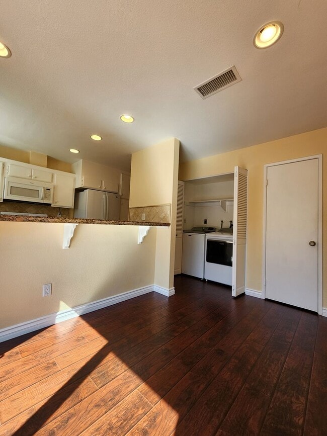 Building Photo - Bright & Beautiful Home Nestled Near Natur...