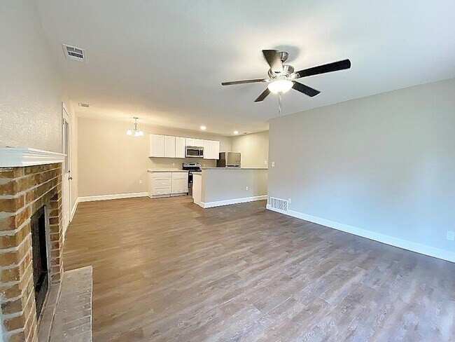 Building Photo - 538 Canary Ln
