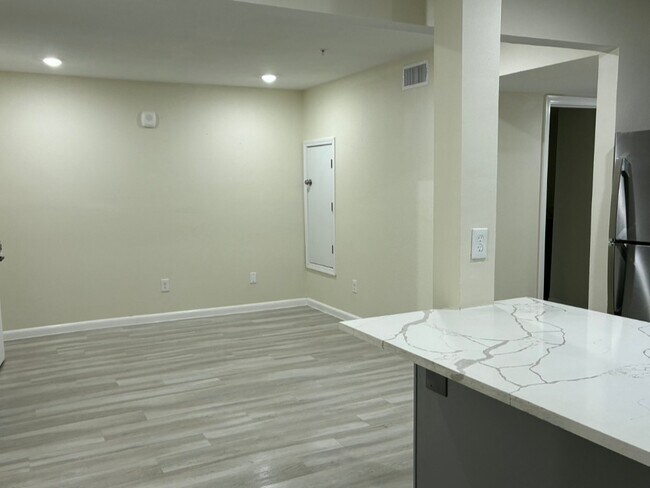 Building Photo - 355 N 18th St