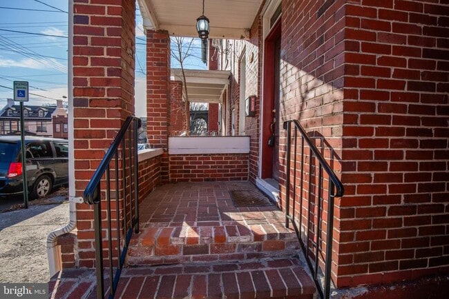 Building Photo - 106 S Maple Ave