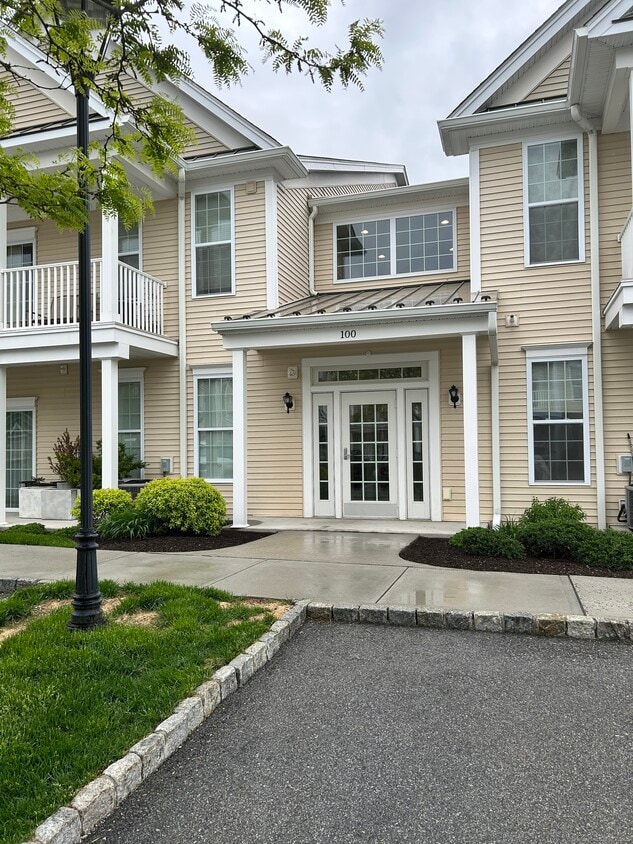 Foto principal - 124 Center Meadow Ln