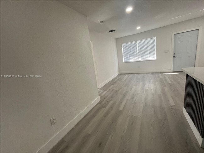 Foto del edificio - 1923 NW 66th St