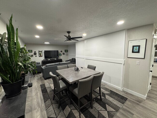 Foto del edificio - 7860 Linda Cir