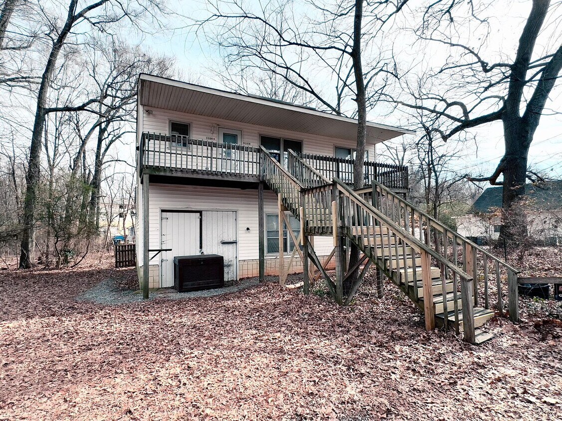 Primary Photo - 3 bedroom house located near UNCG!