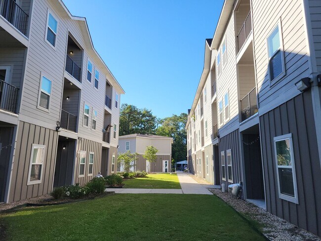 Foto del edificio - **Summer Leasing Promotion at Turtle Creek**