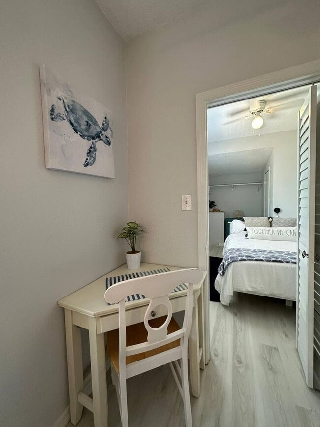 Building Photo - Quaint 1/1 within walking distance to the ...