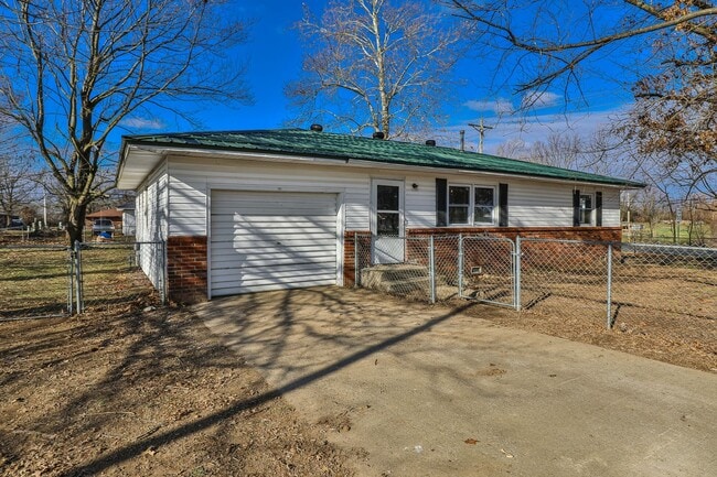 Building Photo - REMODELED 3 Bedroom | 1 Bathroom | 1 Car Garage HOME in EXETER, MO | PETS WELCOME